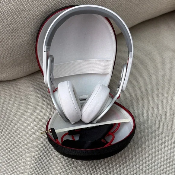 Beats mixr headphones with case - Picture 4 of 5